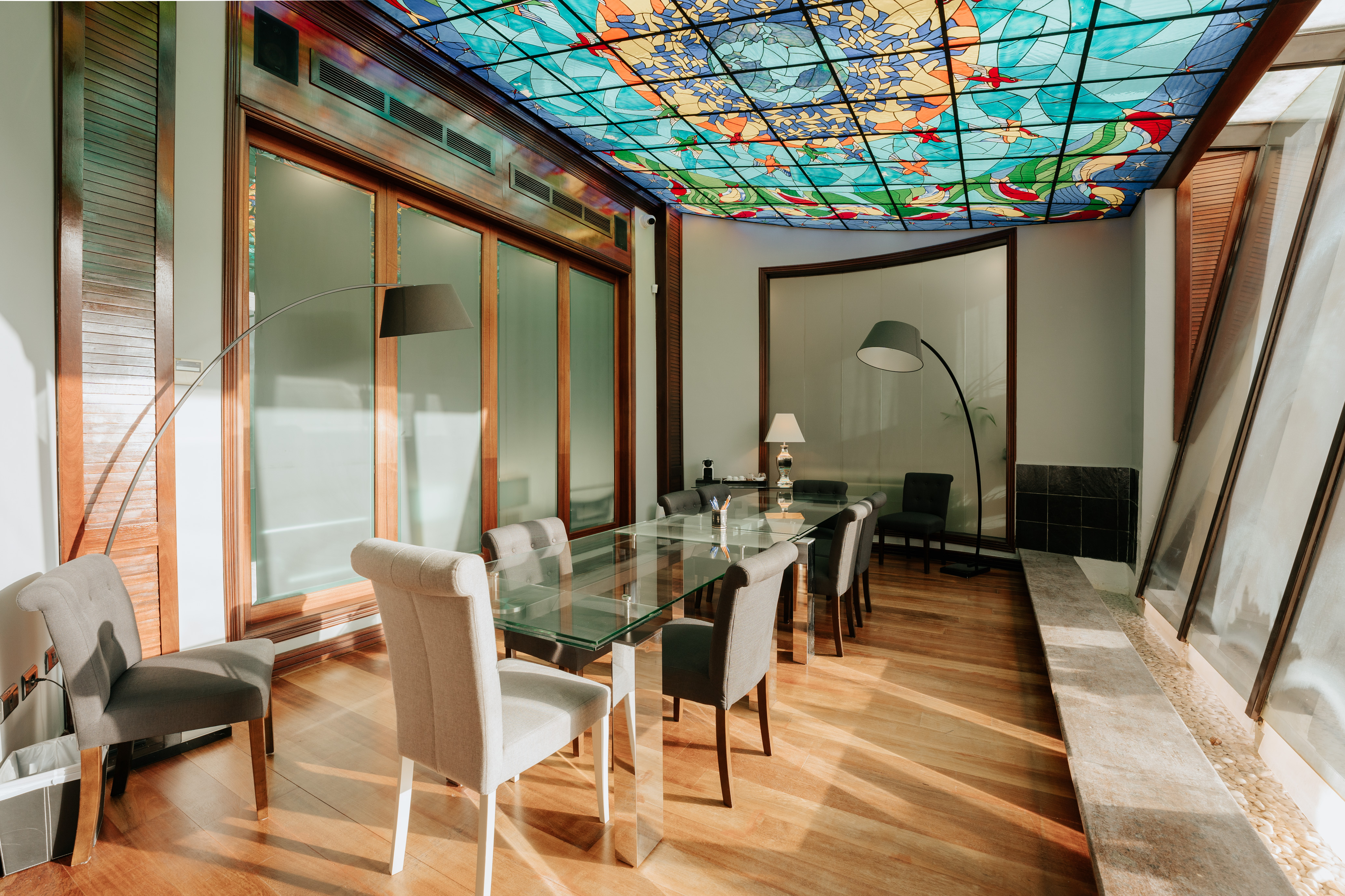 Sala de firmas real de la notaría, con una vidriera en el techo